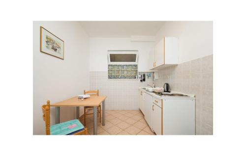 virtuve, Nice Apartment In Saplunara With House Sea View in Saplunara