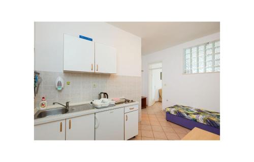 virtuve, Nice Apartment In Saplunara With House Sea View in Saplunara
