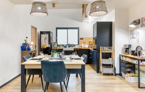 Kitchen, Amazing Home In Venon With Wifi in Surville