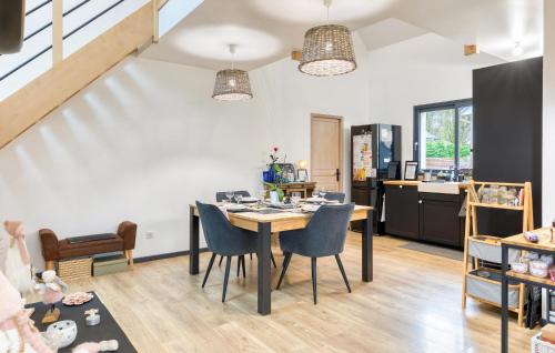 Kitchen, Amazing Home In Venon With Wifi in Surville