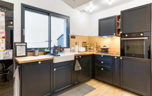 Kitchen, Amazing Home In Venon With Wifi in Surville