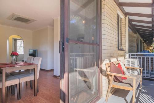 2 BR getaway - Almost 5km to CBD and 10km to airport - image 2