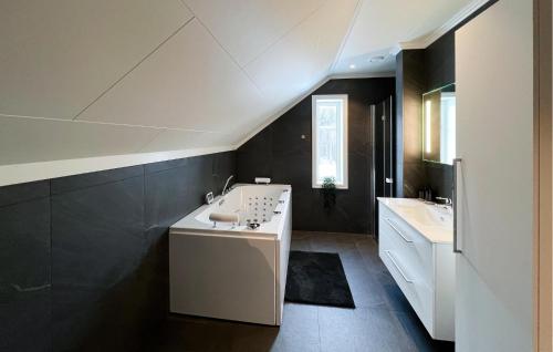 Lovely Home In Gran With Wifi Lovely Home In Gran With Wifi