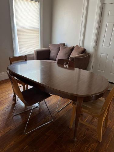 Private Attic room in shared home Near U of R near Susan B. Anthony-ház
