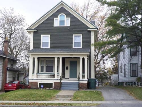 Private Attic room in shared home Near U of R near Susan B. Anthony-ház