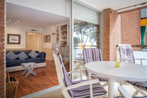 AT103 Pins Beachfront complex, beach view in Torredembarra