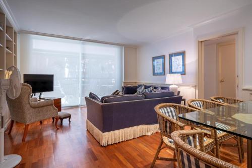 AT103 Pins Beachfront complex, beach view in Torredembarra