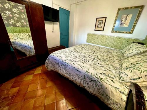 1 queen bed, 2 twin beds