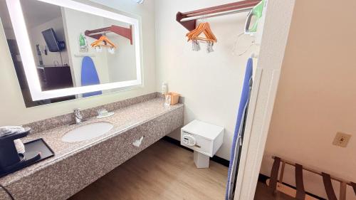 Ramada by Wyndham San Antonio/Near SeaWorld - image 12