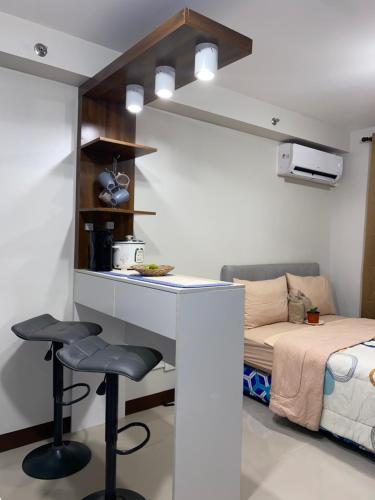 Studio with Balcony and Pool View in the Heart of Lapu-Lapu, Cebu, Lapu Lapu City (fotografie 6)