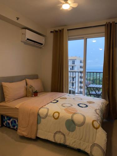 Studio with Balcony and Pool View in the Heart of Lapu-Lapu, Cebu