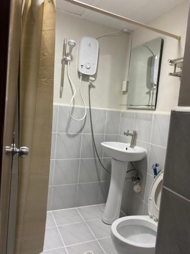 Studio with Balcony and Pool View in the Heart of Lapu-Lapu, Cebu, Lapu Lapu City (fotografie 10)