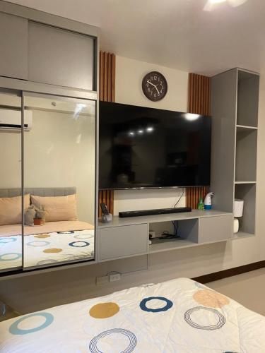 Studio with Balcony and Pool View in the Heart of Lapu-Lapu, Cebu, Lapu Lapu City (fotografie 3)