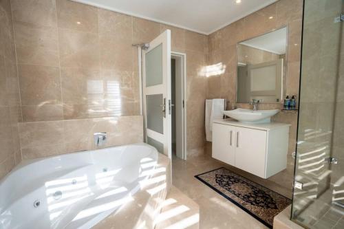 Sedgemoor Villa with 360 views & loadshedding free