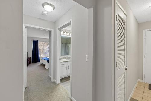 Cozy 2BR Home Steps from UGA & Downtown Athens GA thumb 4