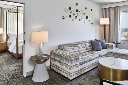 2 queen beds, 1 sofa bed
