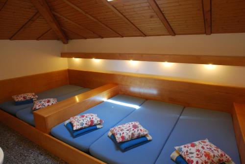 Private Dormitory Room with Shared Bathroom (5 Adults)