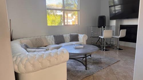 LA Dream Gem - Beautiful Home with Spa in Los Angeles, USA