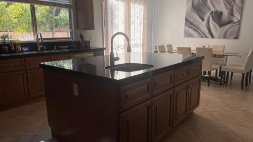 LA Dream Gem - Beautiful Home with Spa in Tarzana