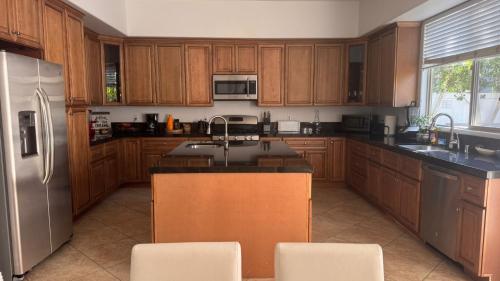 LA Dream Gem - Beautiful Home with Spa in Tarzana