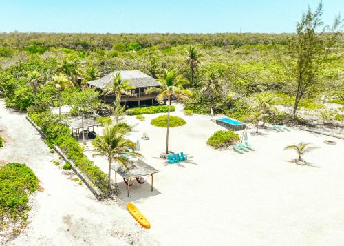 Hotelli välisilme, Featherstone Estate, Cayman Brac in The Moorings