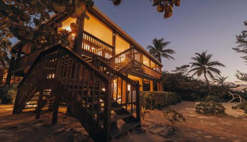Hotelli välisilme, Featherstone Estate, Cayman Brac in The Moorings