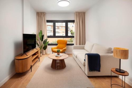 Your Sunny Retreat! Modern apt steps to the beach, Málaga