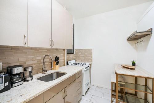 428-2W Newly Furnished Prime Location 2BR Sleeps 5, New York (photo 3)