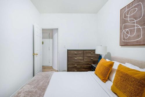428-2W Newly Furnished Prime Location 2BR Sleeps 5, New York (photo 8)
