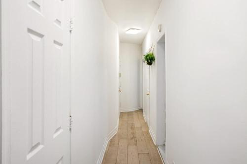 428-2W Newly Furnished Prime Location 2BR Sleeps 5, New York (photo 10)