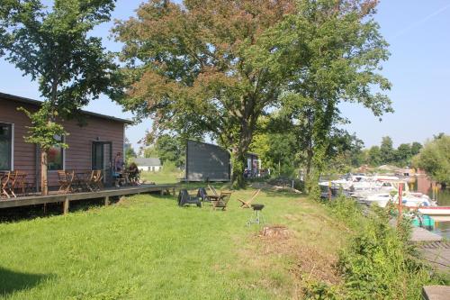 Навколишнє середовище, Gemütliches Wohnschiff (Gemutliches Wohnschiff) in Brandenburg an der Havel