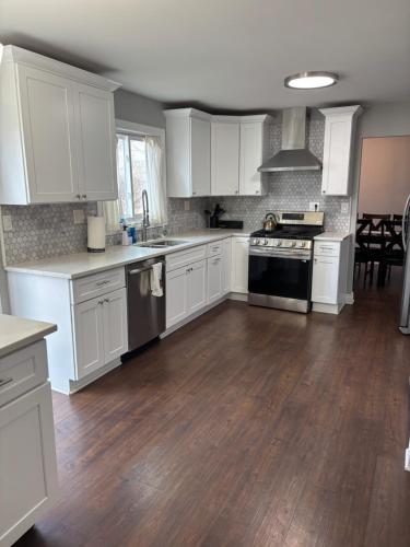 Arlington Heights 5bd 3bth sleeps 14 with driveway parking in อาร์ลิงตัน ไฮทส์ (IL)