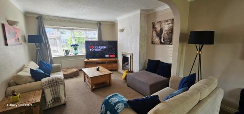 3 Bed House - Sleeps 7 - Parking - Wifi