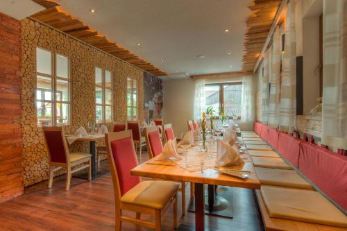 Restaurant, Landhotel Zum Goldenen Kreuz in Moosbach