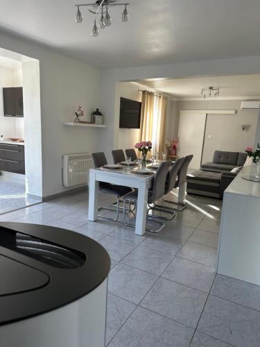 Villa climatisé avec piscine et jacuzzi (Villa climatise avec piscine et jacuzzi) in Carpentras