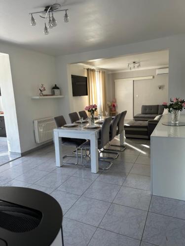 Villa climatisé avec piscine et jacuzzi (Villa climatise avec piscine et jacuzzi) in Carpentras