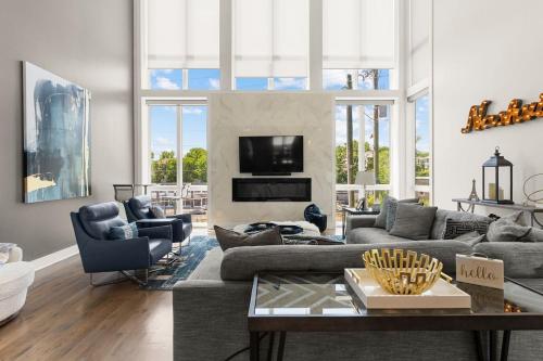 Always a Guest Favorite! Luxe Home with HUGE Rooftop and 7 Beds, Nashville