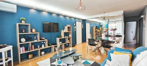 gedeelde lounge/tv-ruimte, La Maison Bleue de Strasbourg near European Parliament