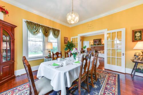 Elegant and Spacious Retreat about 18 Mi to Lake Norman! in Lincolnton, USA