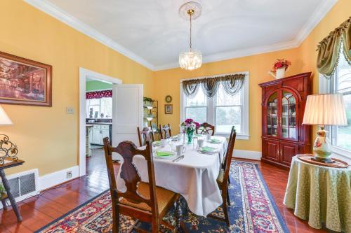 Elegant and Spacious Home 18 Mi to Lake Norman - image 13