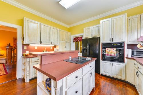 Elegant and Spacious Home 18 Mi to Lake Norman - image 2