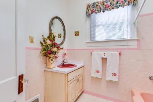 Elegant and Spacious Home 18 Mi to Lake Norman - image 10