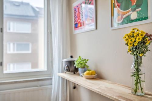 Vibrant and Central w Netflix, WiFi, 200m tram and bus in Eira
