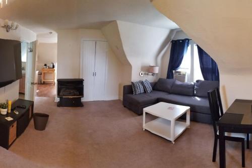Mt Washington Apt 4 Grandview Ave at Gazebo Park 1 Bedroom Penthouse thumb 2