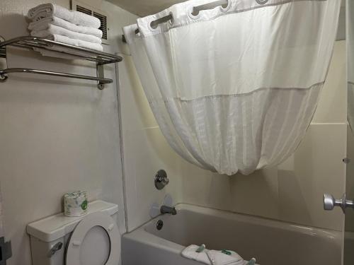 Budget Inn Laramie - image 6