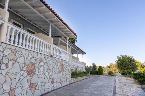 Exterior view, Pansion Koroni L'Antic in Asini