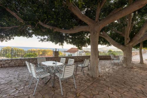 Exterior view, Pansion Koroni L'Antic in Asini