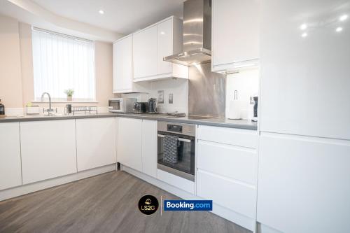 Stylish 2 Bedroom Apt By LS2G Short Lets & Serviced Accommodation Greater London With Free Parking, London (photo 8)
