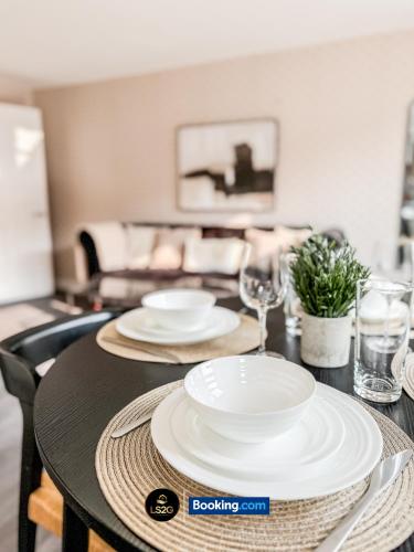 Stylish 2 Bedroom Apt By LS2G Short Lets & Serviced Accommodation Greater London With Free Parking, London (photo 9)