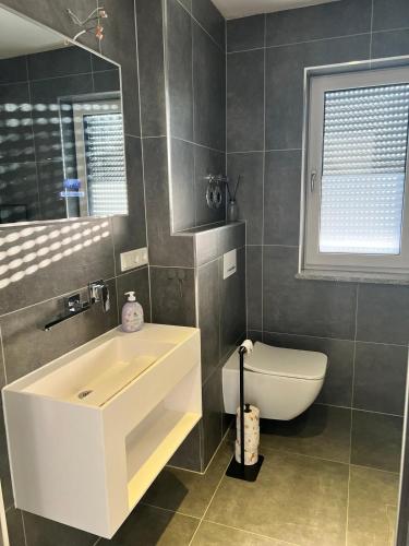 Zuhanyzó, Haus-Villa 2-Zimmer Moderne Ferienwohnung in Wallersdorf-Haidlfing in Wallersdorf (Bajorország)